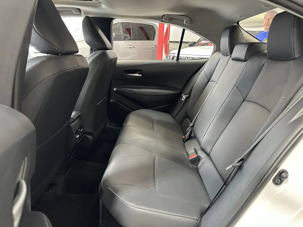 sedan Toyota Corolla HEV 2025 blanco6