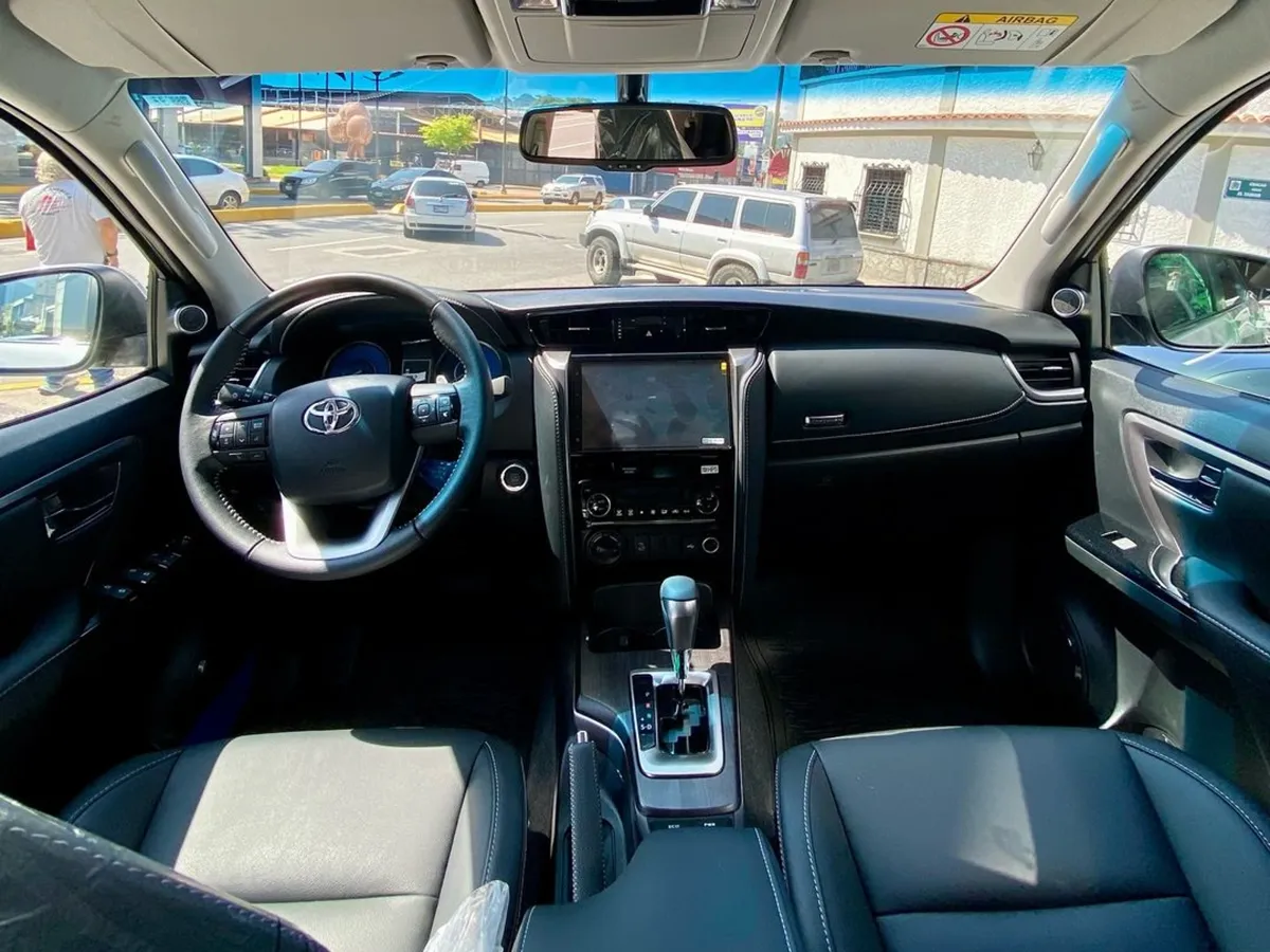 Toyota Fortuner SW4 SRX 2025 Plateado Caracas