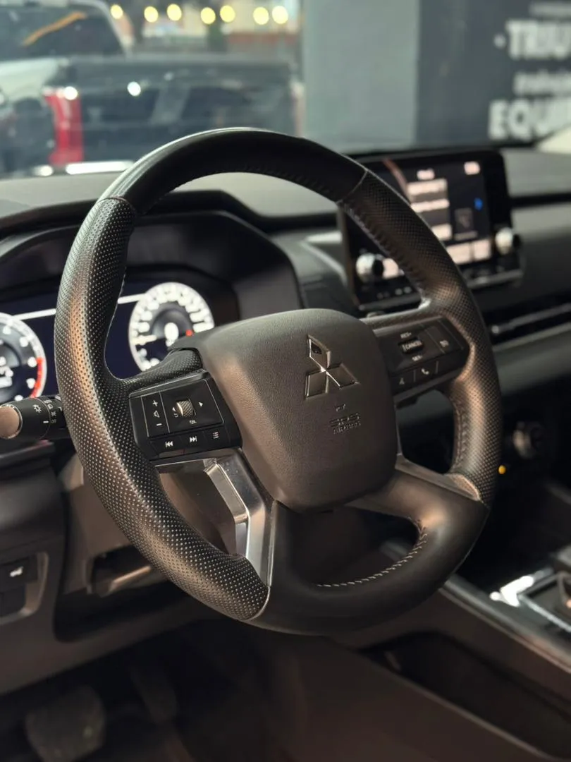 suv Mitsubishi Outlander 2025 blanco4