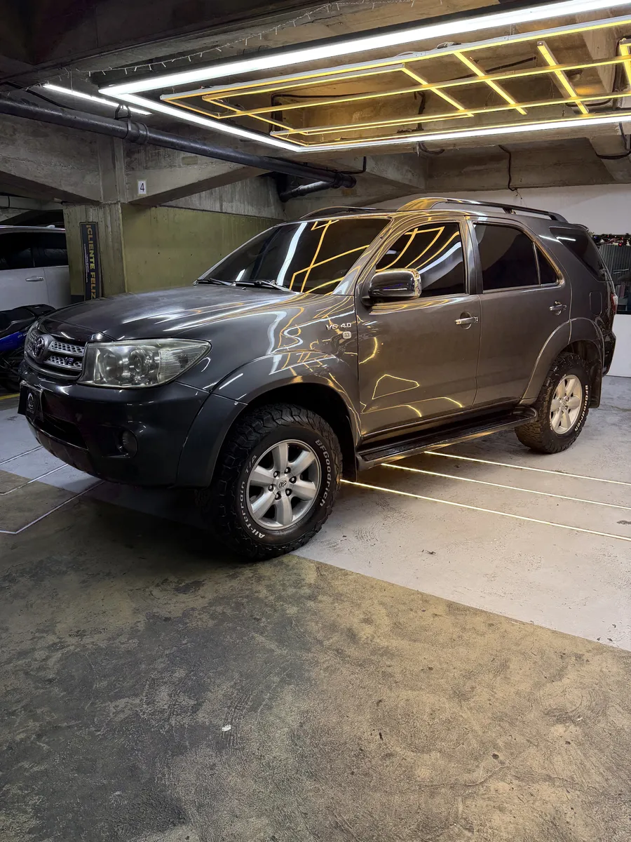 Toyota Fortuner SR 2011 Gris Caracas
