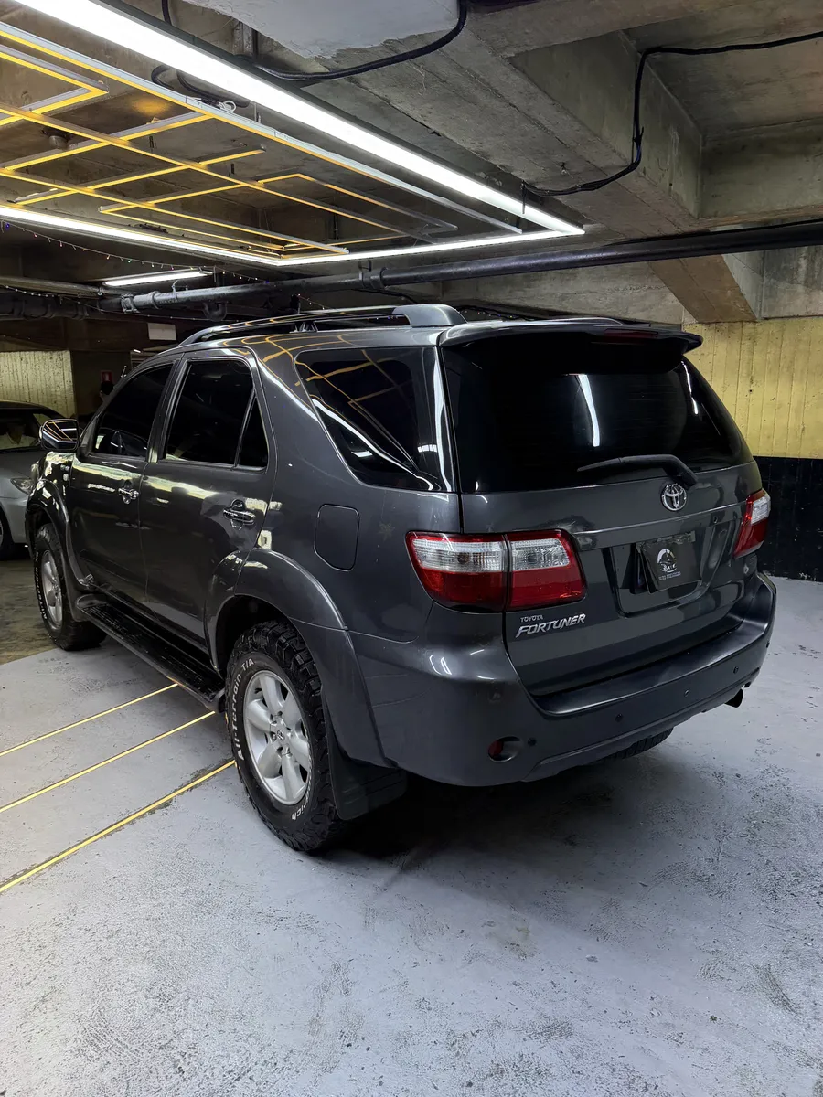 Toyota Fortuner SR 2011 Gris Caracas
